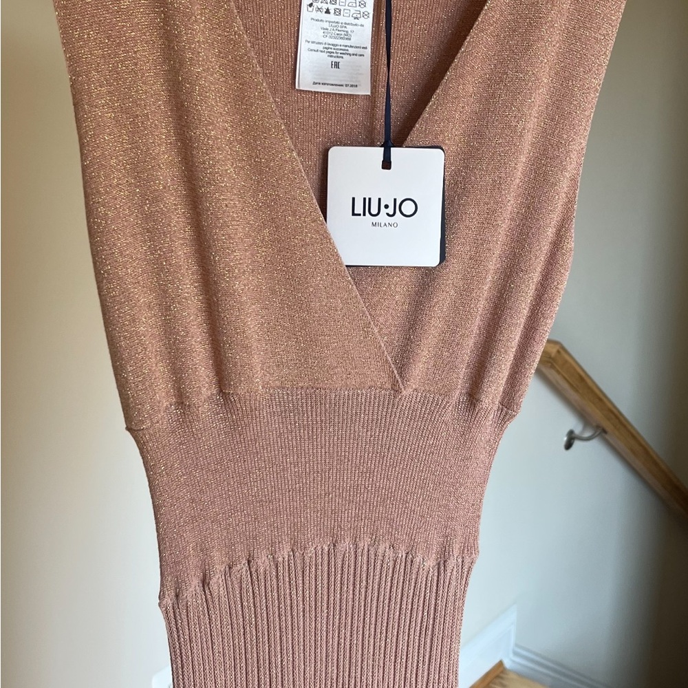 NWT Liu Jo Lurex Knit MIDI Dress
Size: M
Slim Fit
Color: Nude
